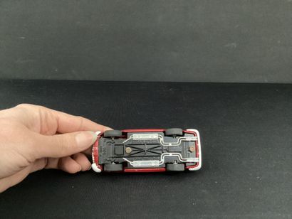 DINKY TOYS :
Ferrari 275 GTB, bordeaux.
Édition...