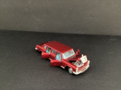DINKY TOYS :
Mercedes 600, Pullman, burgundy.
With...