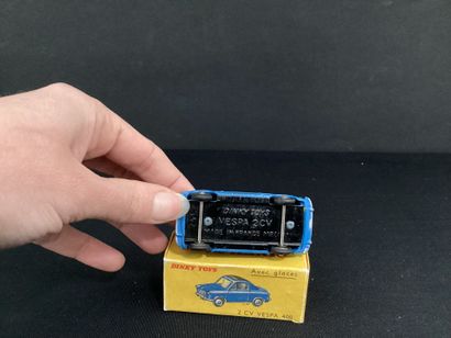 DINKY TOYS :
VESPA 400, bleue.
Boîte en état,...
