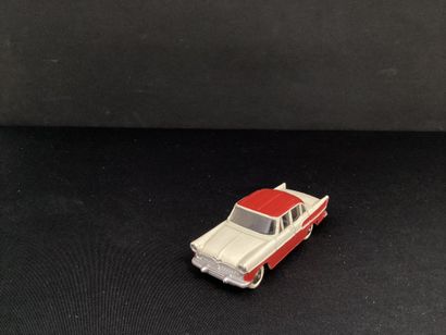 DINKY TOYS :
Simca Chambord, rouge et blanche.
Sans...