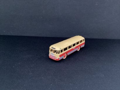 DINKY TOYS :
Autocar Chausson 29F, rouge...