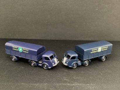 DINKY TOYS :
LOT de deux camions Panhard,...