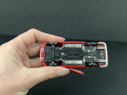DINKY TOYS :
Ferrari 250 GT, rouge.
Ouvrants.
Sans...