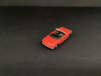 DINKY TOYS :
Peugeot 204 cabriolet, red.
Tilting...