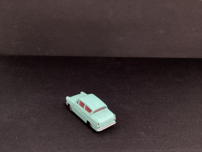 DINKY TOYS :
Ford Anglia, turquoise.
Essuie...