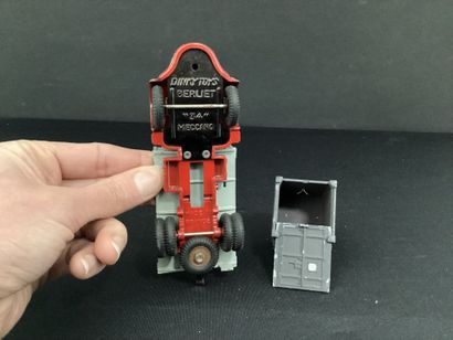 DINKY TOYS :
Camion Berliet GLR, porte-conteneurs,...