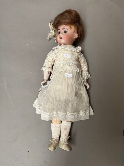 POUPEE FRANCAISE, avec tête en biscuit, bouche...