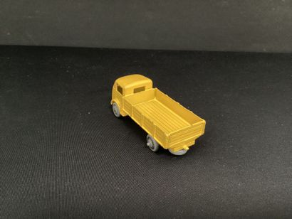DINKY TOYS :
Ford dump truck, yellow.
Without...