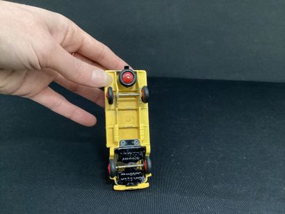 DINKY TOYS :
Camion Ford Calberson bâché.
Sans...