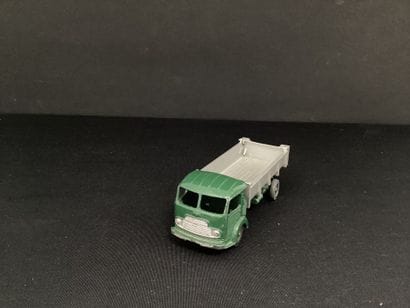 DINKY TOYS :
Camion Simca cargo benne, vert...