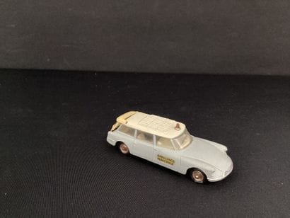 DINKY TOYS :
Ambulance Citroën ID 19 station...