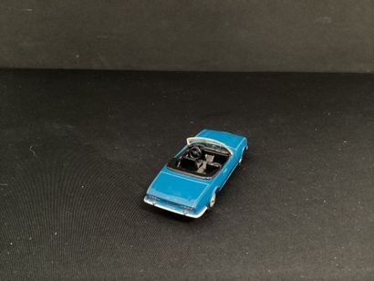 DINKY TOYS :
Peugeot 504 cabriolet, bleu.
Sans...