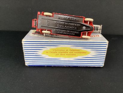 DINKY TOYS :
Fire truck, Delahaye.
With ladder.
In...