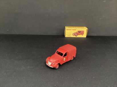 DINKY TOYS :
Fourgonnette incendie, 2 CV...