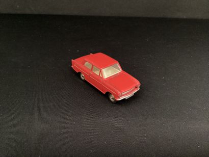 DINKY TOYS :
Opel Kadett berline, rouge.
Vitres...