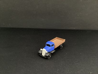 DINKY TOYS :
Petit camion avec benne basculante,...
