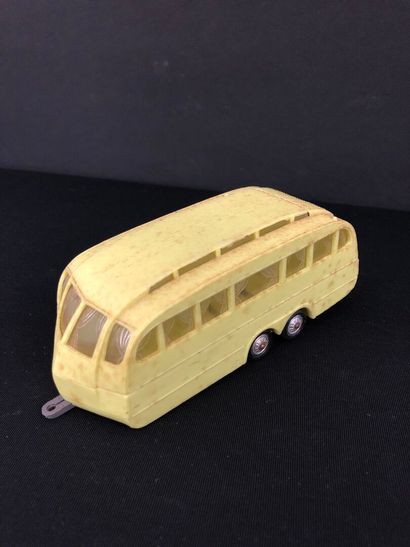 NOREV :
Caravan Hénon in yellow plastic.
EH...