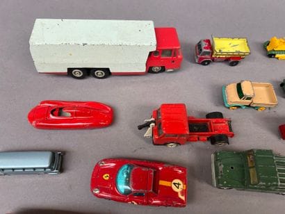 DINKY TOYS :
Lot of cars.
Made in England.

Included:...