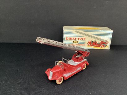 DINKY TOYS :
Camion Delahaye.
Avec auto-échelle...