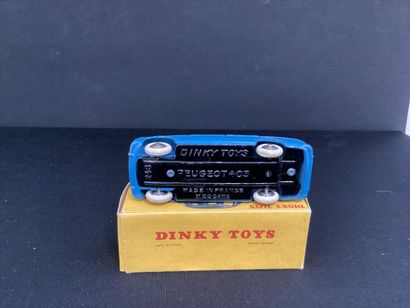 DINKY TOYS :
Peugeot 403 berline, bleue.
Dans...