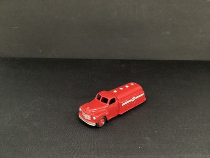DINKY TOYS :
Camion studebaker.
Publicité...