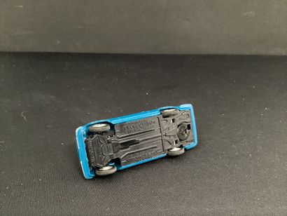 DINKY TOYS :
Peugeot 504 cabriolet, bleu.
Sans...