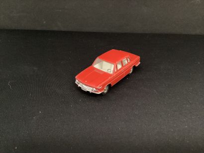 DINKY TOYS :
BMW 1500, rouge.
Sans boîte.
Éclat...