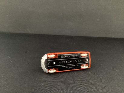 DINKY TOYS :
Citroën DS 19, sedan, orange...
