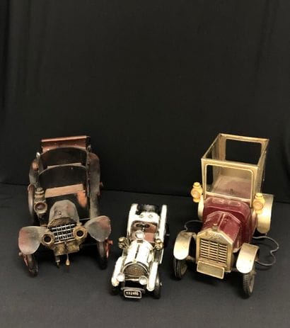 LOT de trois voitures en tôle, sans glaces.
Reproduction...