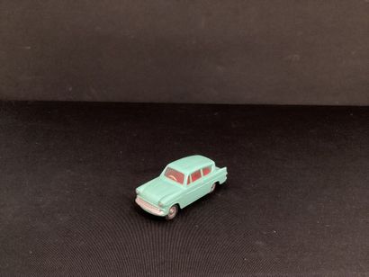 DINKY TOYS :
Ford Anglia, turquoise.
Essuie...