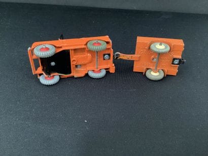 DINKY TOYS :
Land Rover Pick-up, modèle 80,...