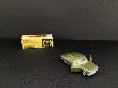 DINKY TOYS :
Peugeot 304, modèle 1428, en...