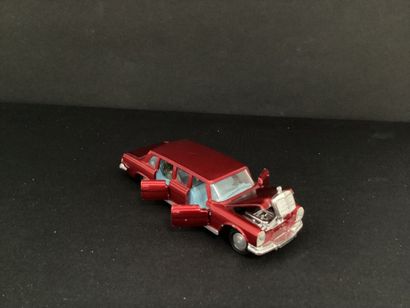 DINKY TOYS :
Mercedes 600, Pullman, burgundy.
With...