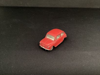 DINKY TOYS :
Fiat 600 D, rouge.
Sans boîte.
Légers...