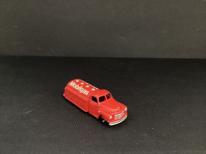 DINKY TOYS :
Camion studebacker, rouge.
Publicité...