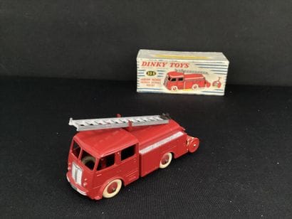 DINKY TOYS :
1st aid truck, Berliet.
With...