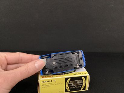 DINKY TOYS :
Renault 4L, berline bleue.
Modèle...