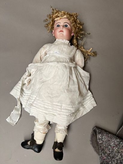 BEBE EMILE JUMEAU, avec tête en biscuit coulé,...