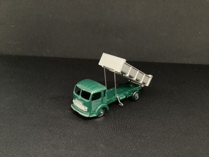 DINKY TOYS:
Simca 