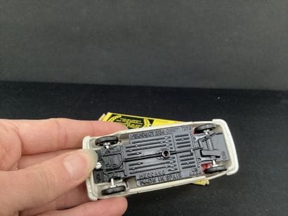 DINKY TOYS :
Peugeot 204 blanche, modèle...