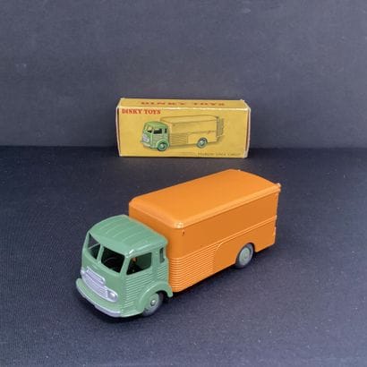 DINKY TOYS:
Simca 