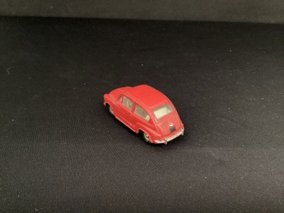 DINKY TOYS :
Fiat 600 D, rouge.
Sans boîte.
Légers...