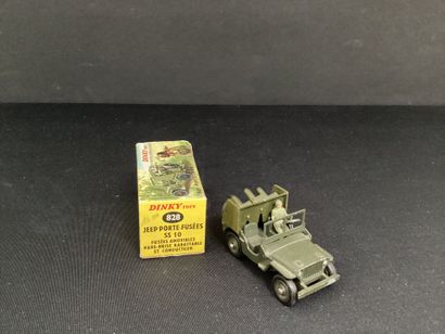 DINKY TOYS :
Jeep porte-fusées.
Avec missiles...