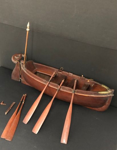 MAQUETTE de barque en acajou à trois bancs...