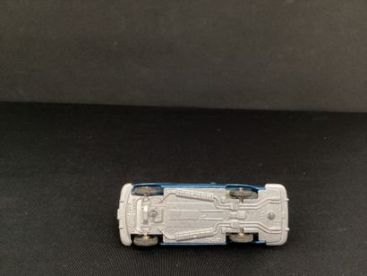 DINKY TOYS :
Ferrari 250 GT, bleue.
Deux...