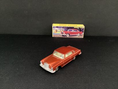 DINKY TOYS :
Coupé Mercedes 300 SE, rouge...