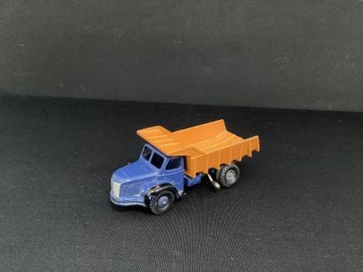 DINKY TOYS:
Berliet GBO tipper truck 