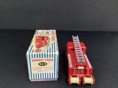 DINKY TOYS :
1st aid truck, Berliet.
With...