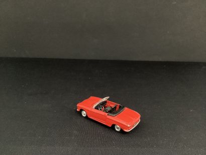 DINKY TOYS :
Peugeot 204 cabriolet, red.
With...