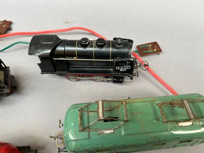 HORNBY & autres :
Deux locomotives, une voiture,...